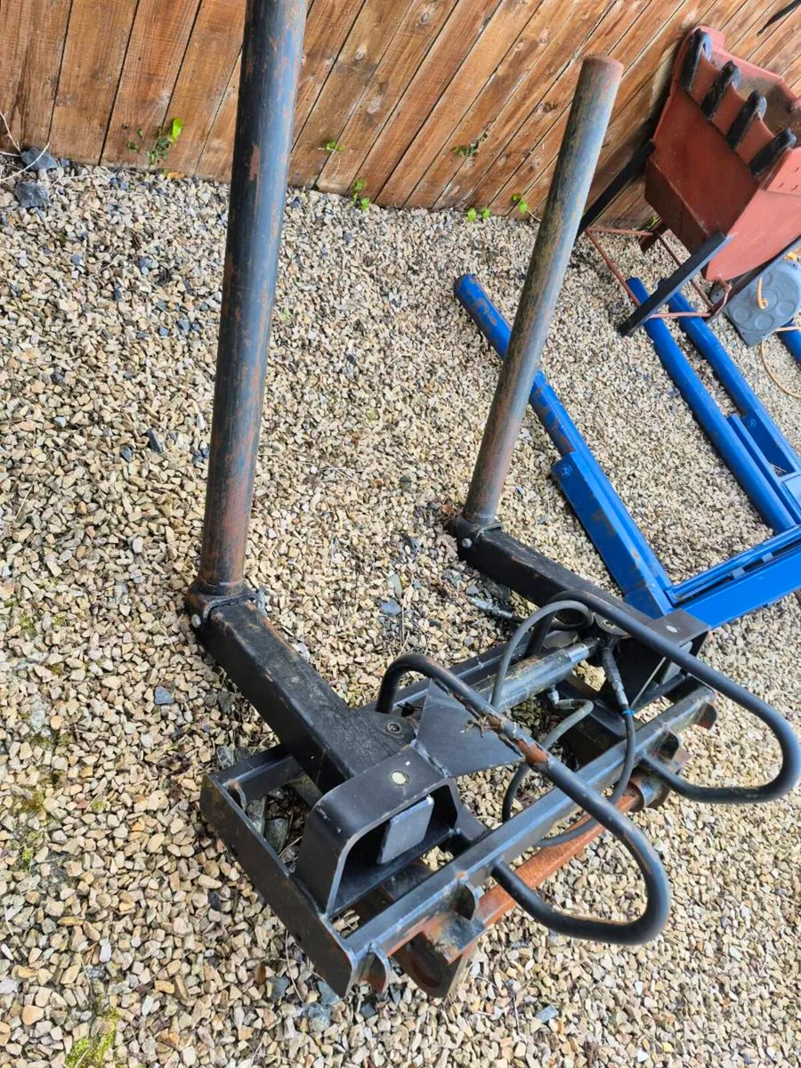 Bale lifter - Image 1