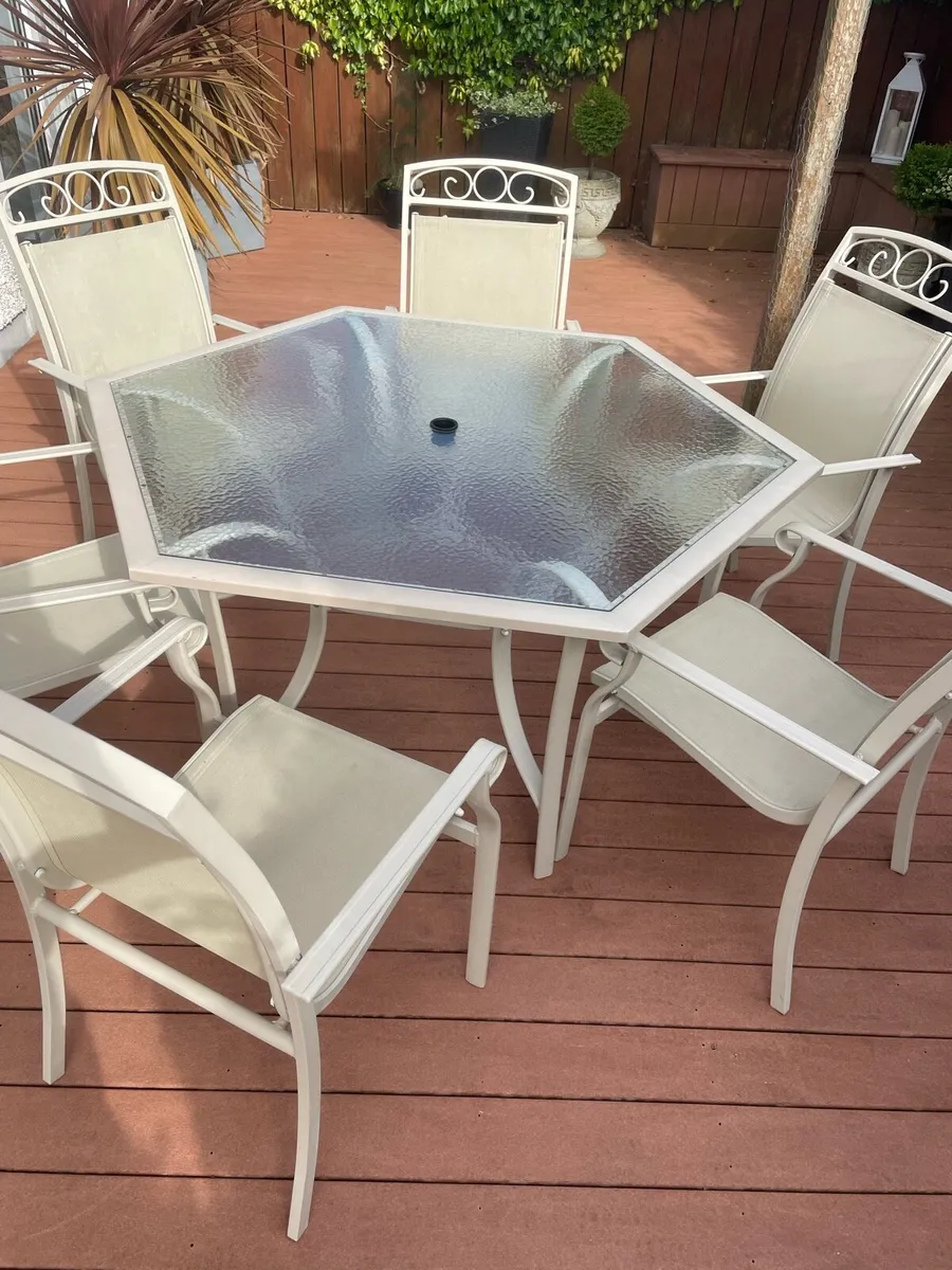 Garden table and chairs - Image 1