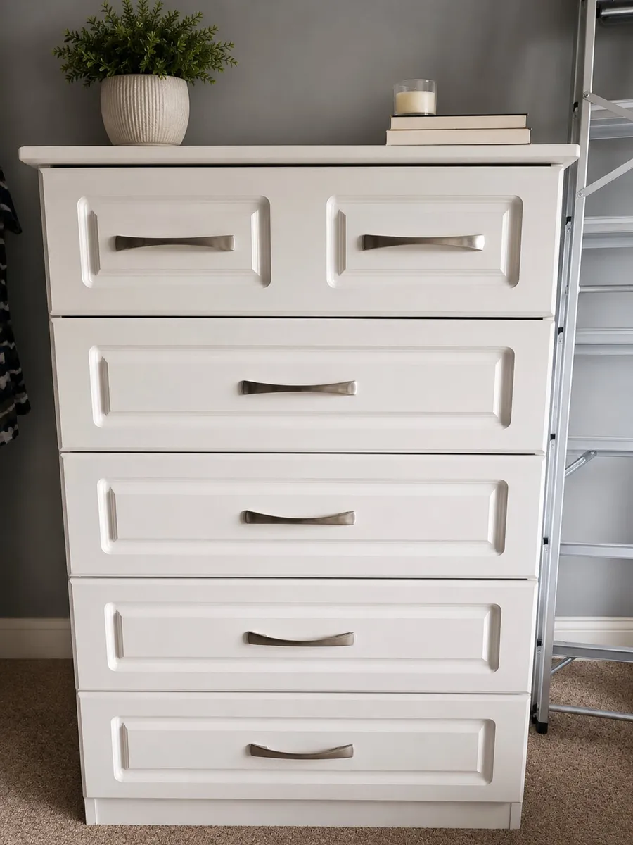 chest of drawers