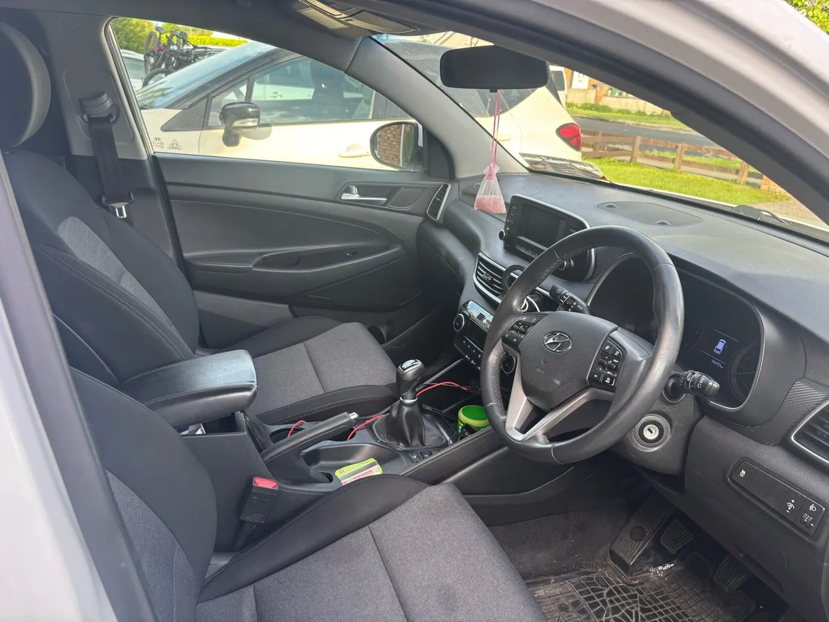 Hyundai Tucson   2 seats comercial - Image 4