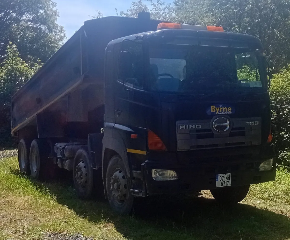 Hino 700 tipper - Image 1