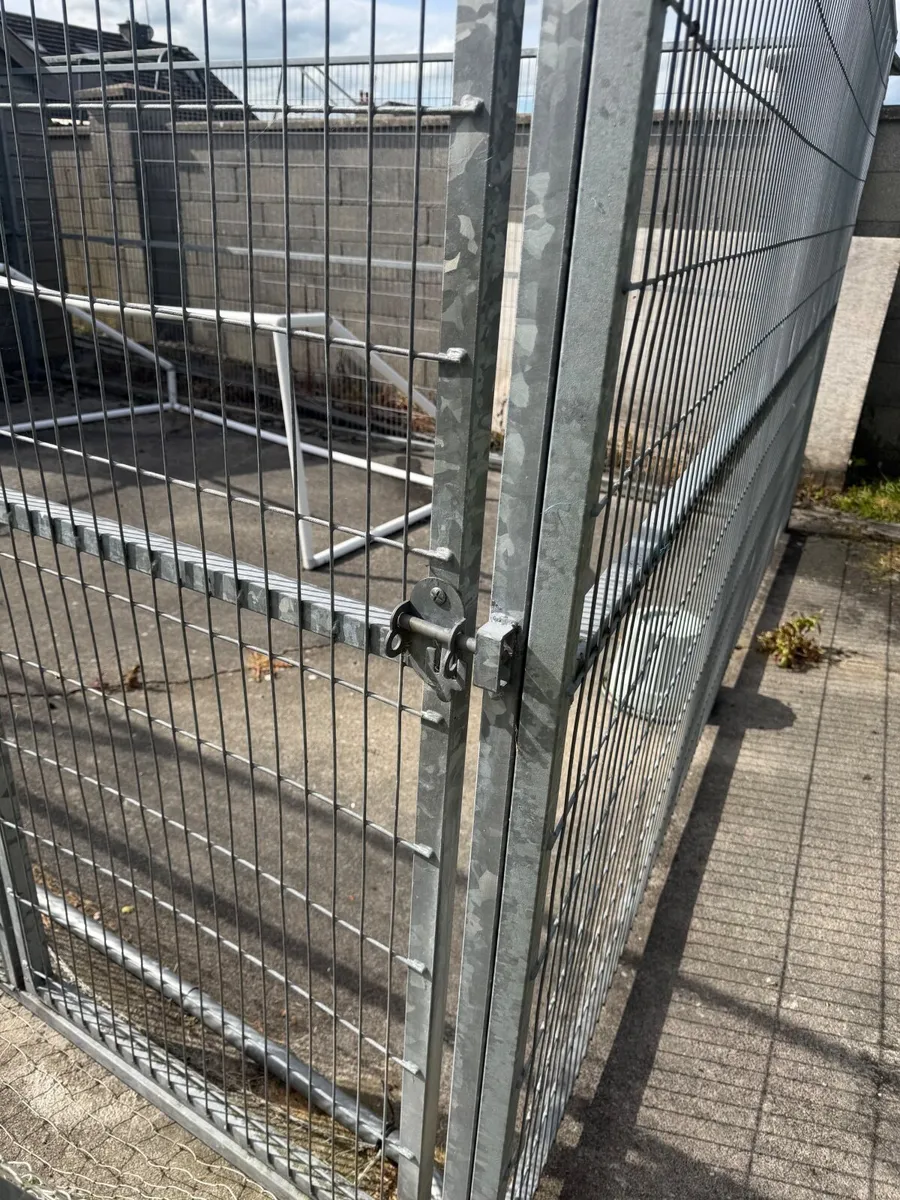 Dog run - Image 1