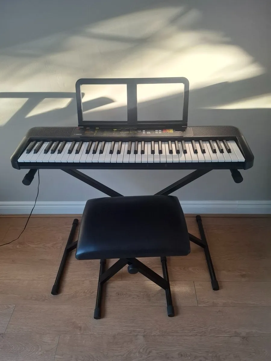 Yamaha PSR-F52 portable keyboard x frame - Image 1