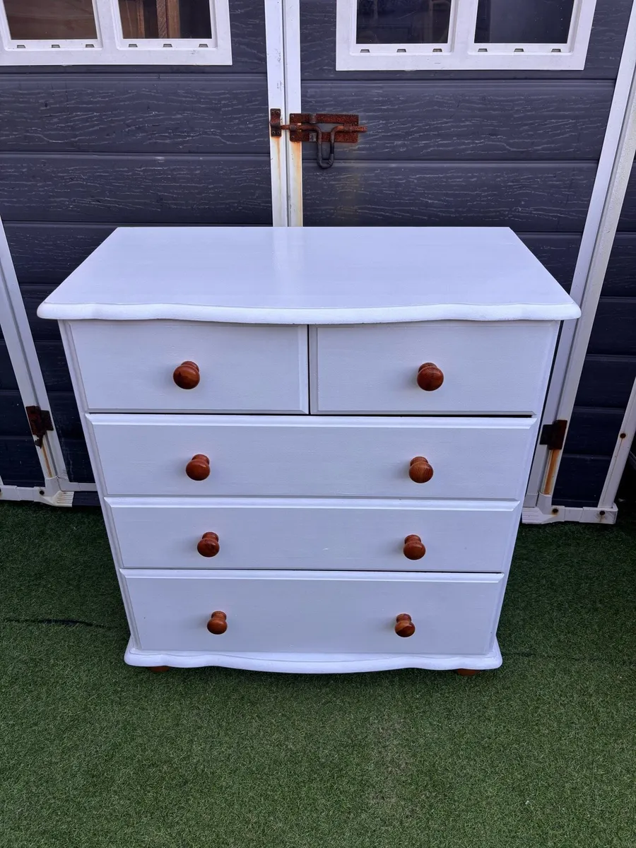 White chest of drawers - Image 1