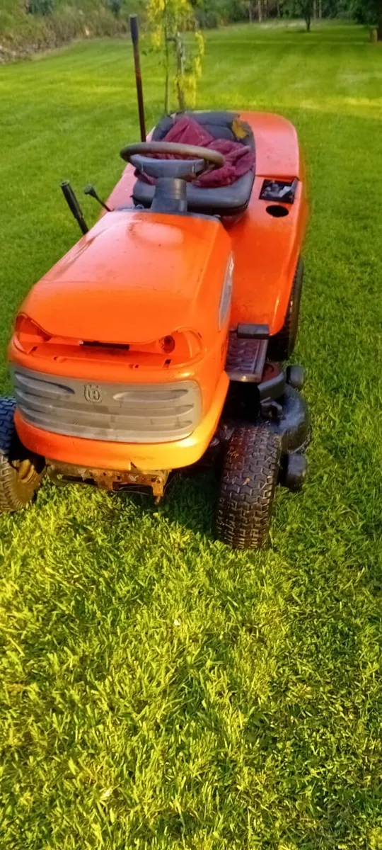 Ride on lawnmower - Image 1