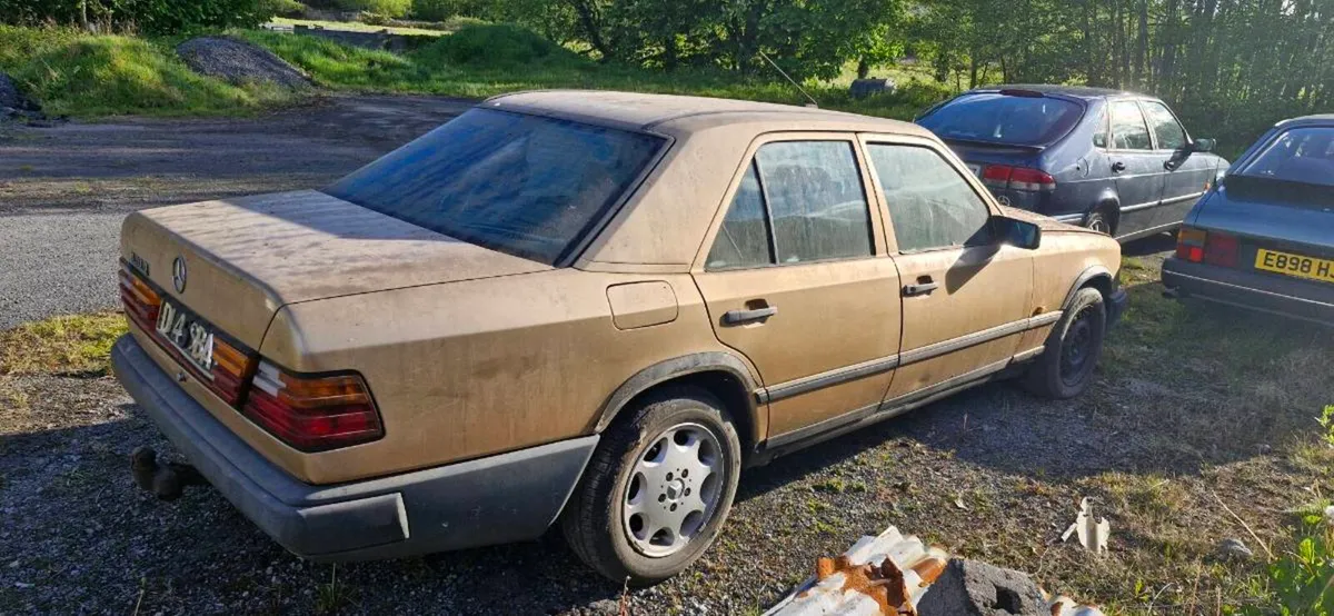 Mercedes 300d barn find - Image 2