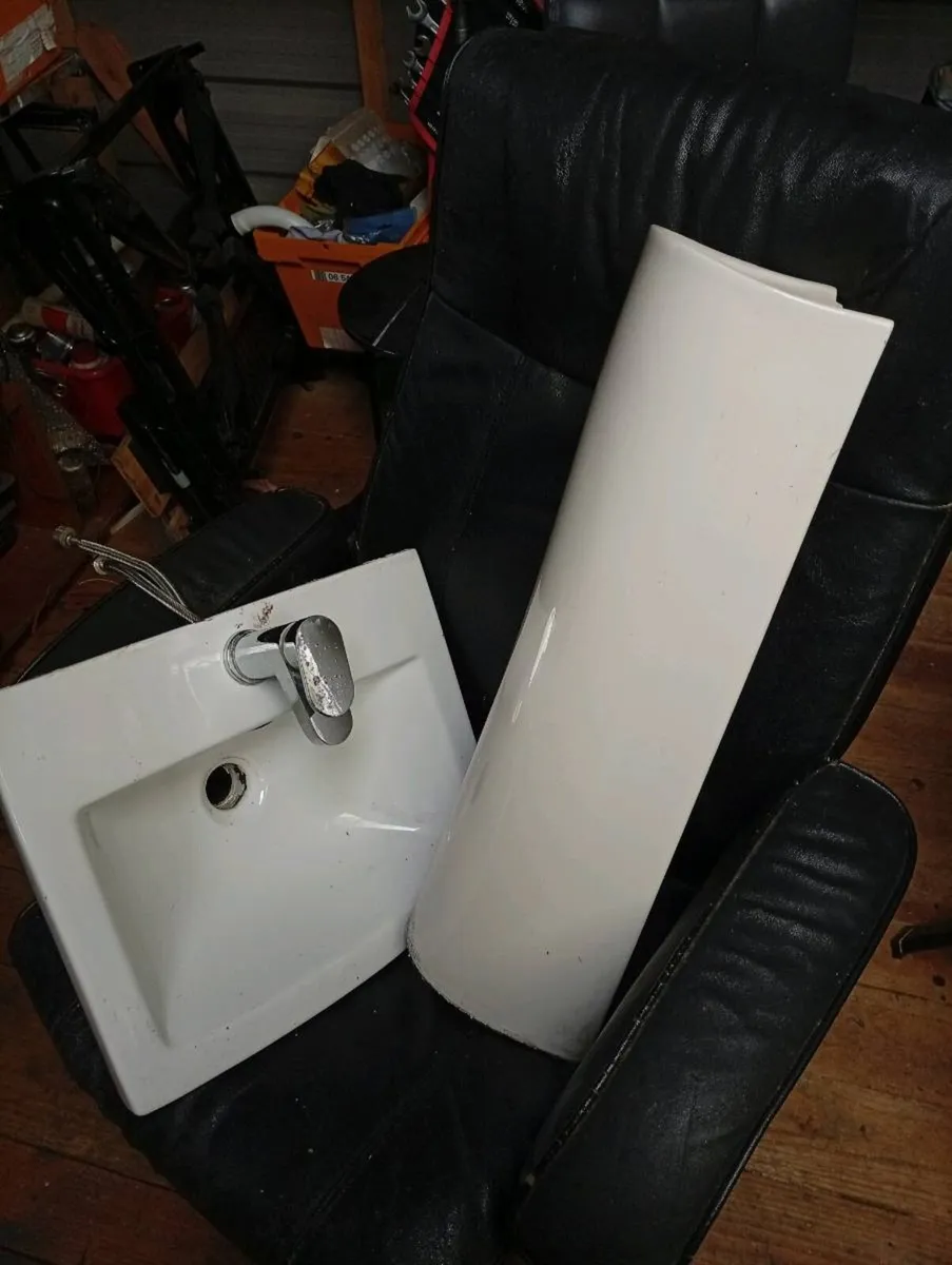 Bathroom sink tap stand - Image 1