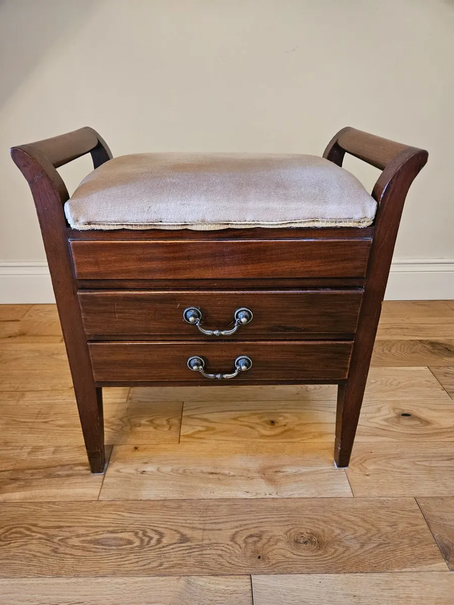 Piano stool