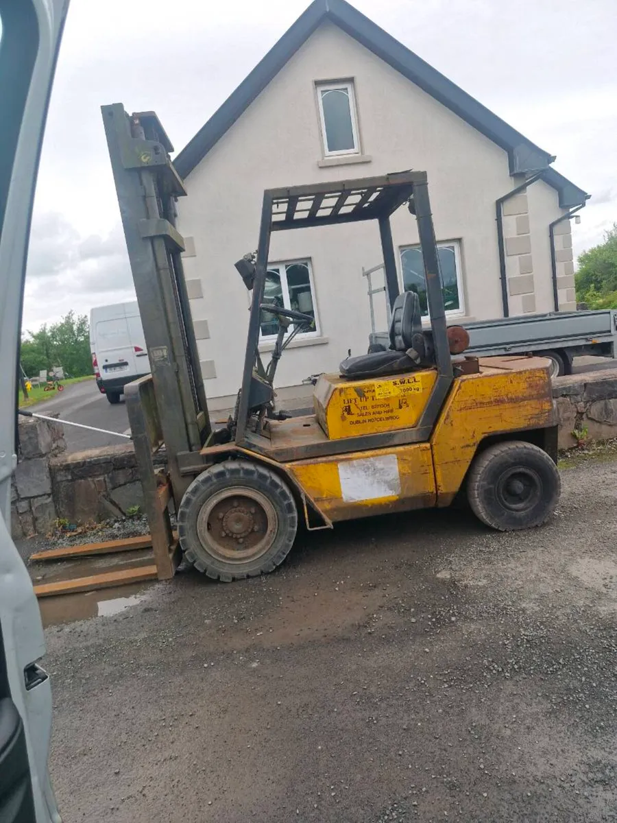 Forklift - Image 4