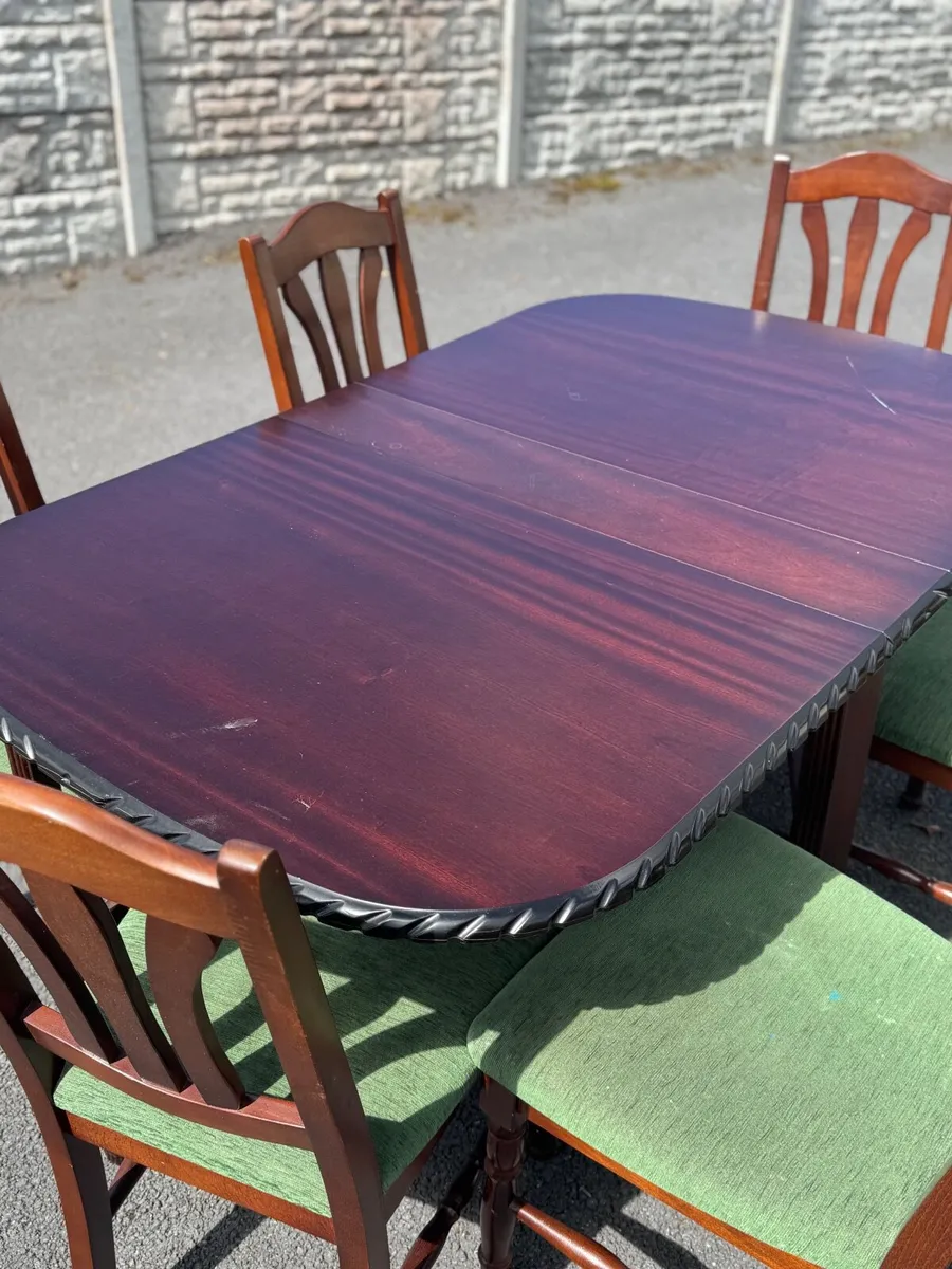 Table with 6 chairs - Image 1