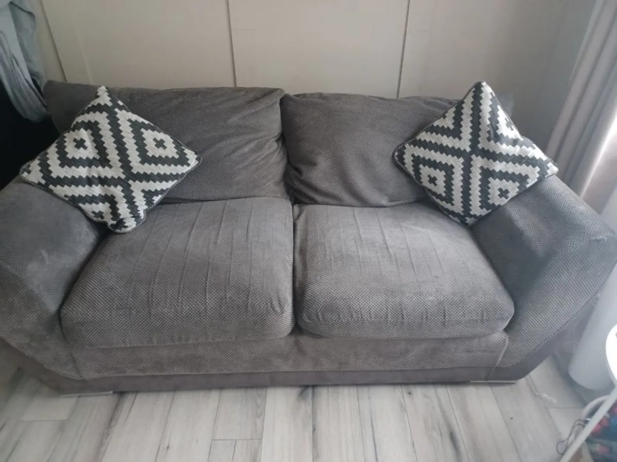 Suite of furniture - Image 1