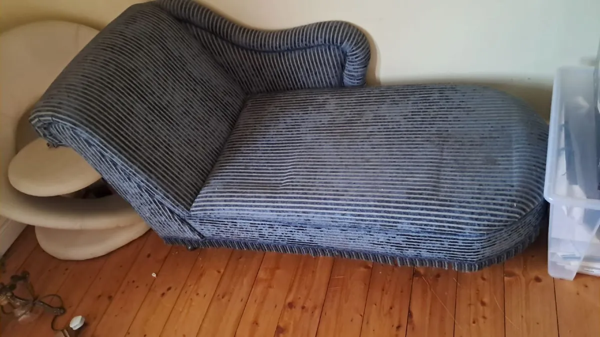 Chaise lounge / small sofa