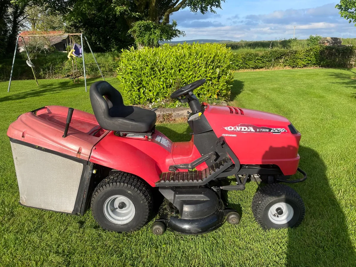 Ride on lawnmower - Image 1