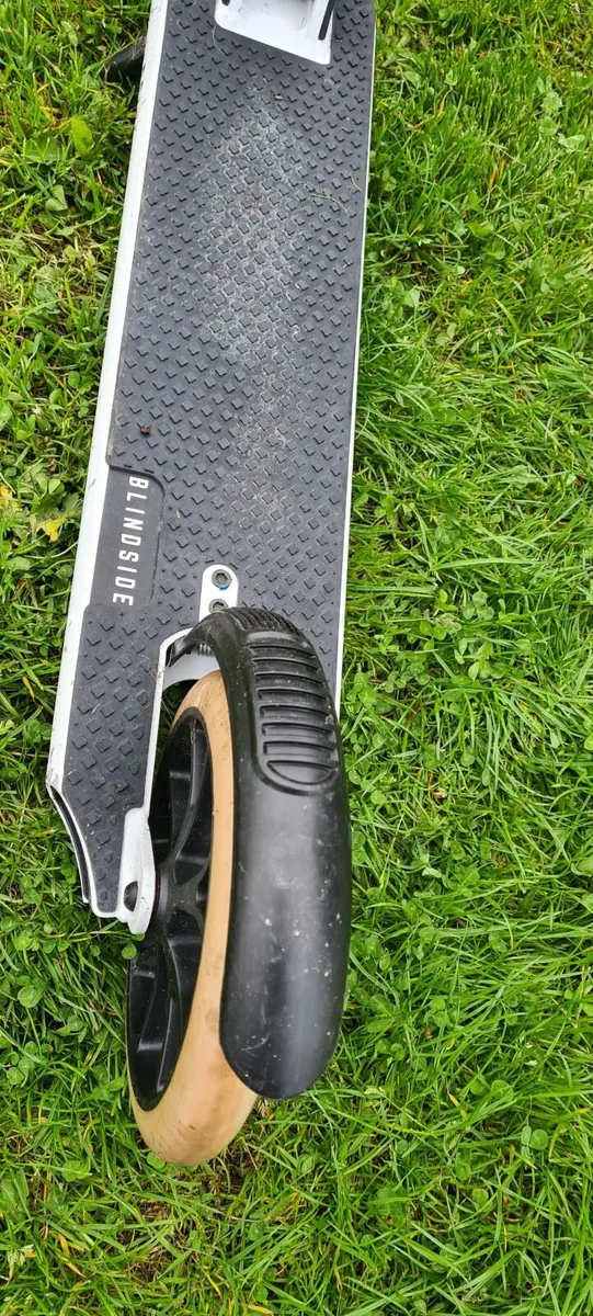 Blindside White Folding Scooter Not electric - Image 4