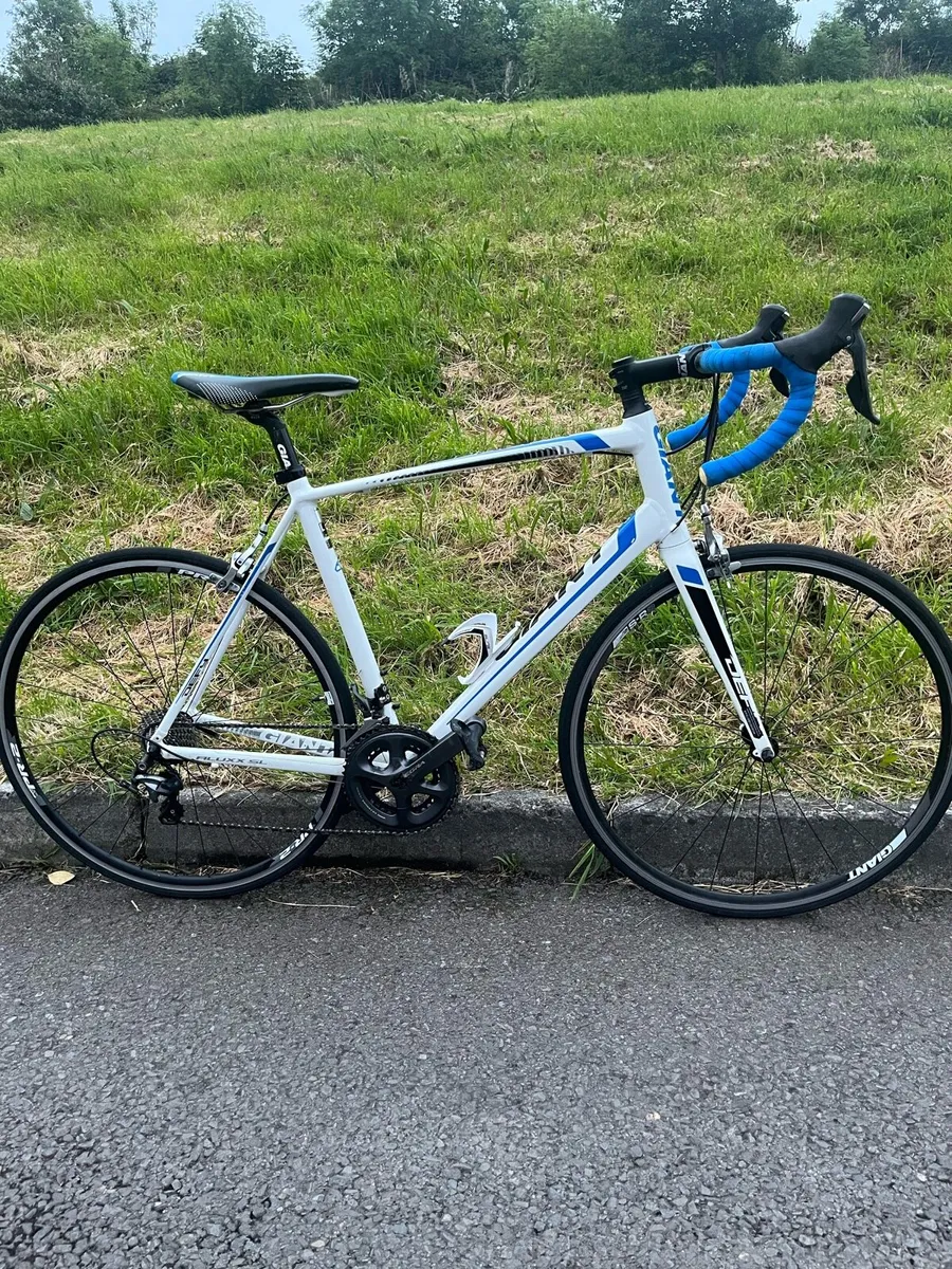 Giant Defy  Road bike. - Image 1