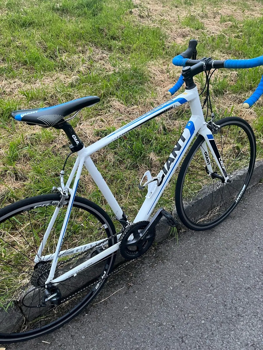 Giant Defy  Road bike. - Image 2