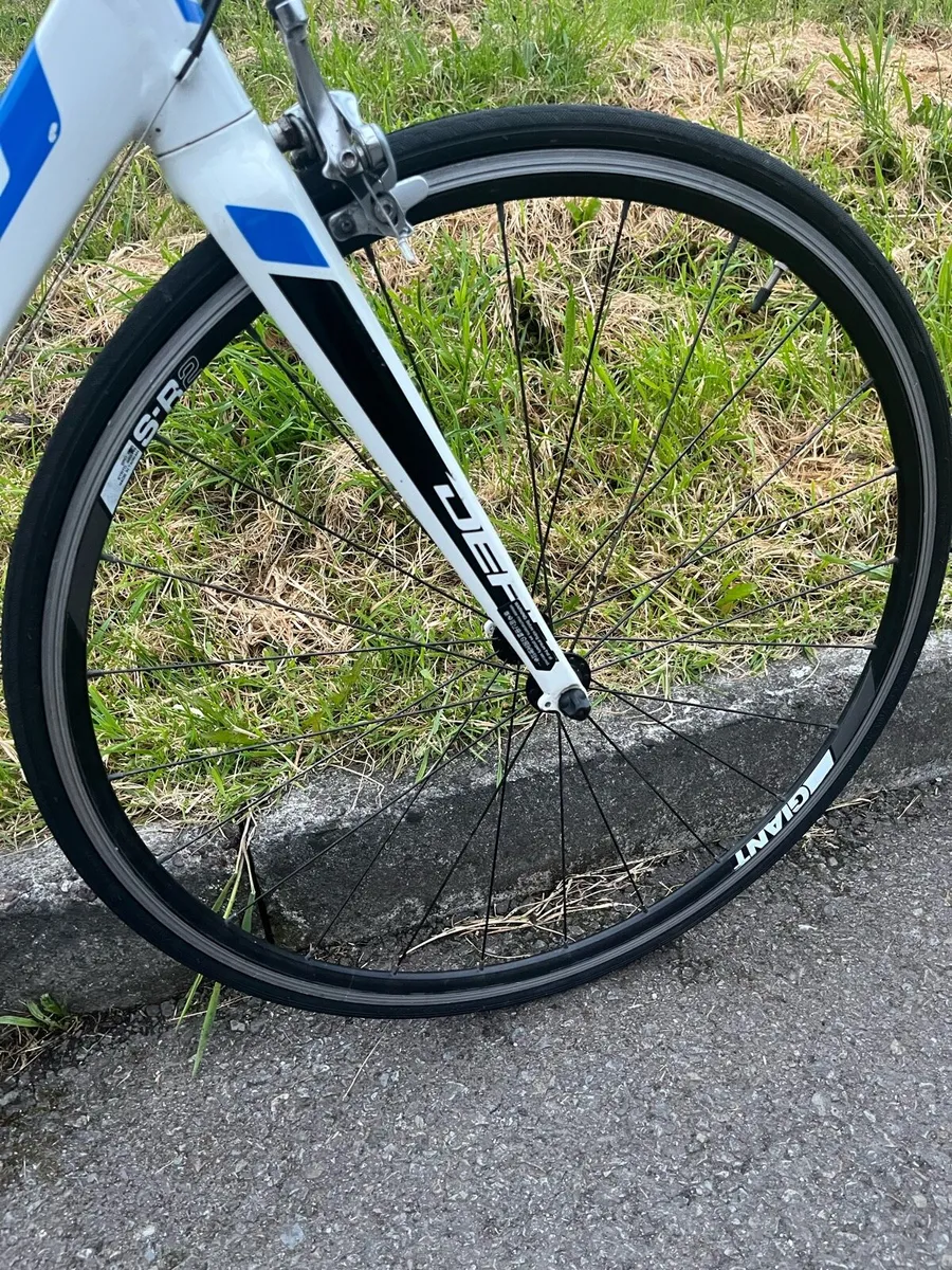 Giant Defy  Road bike. - Image 3