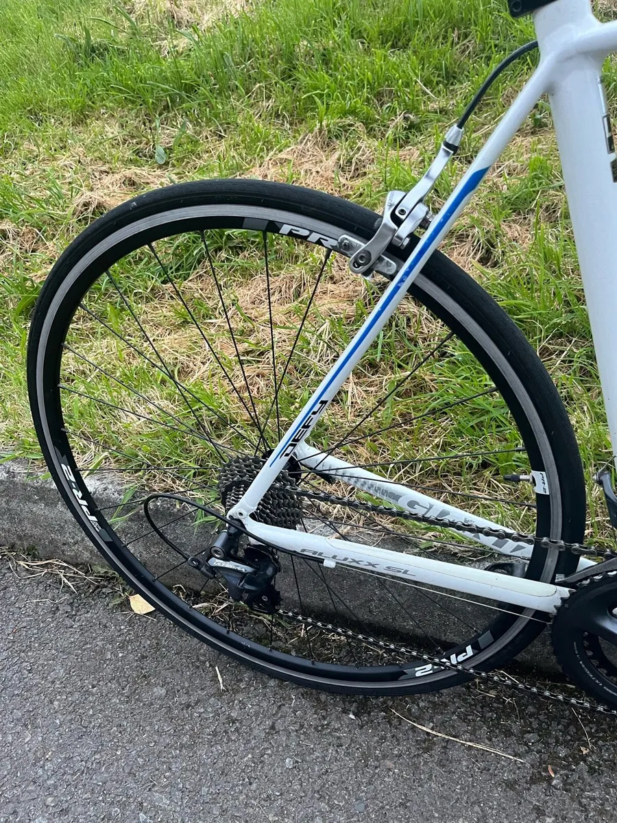 Giant Defy  Road bike. - Image 4