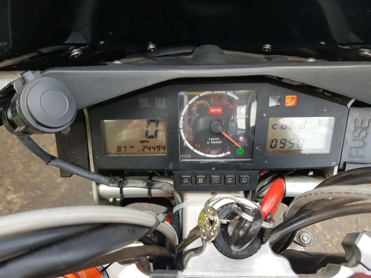 Aprilia Tuono 2005 - Image 2