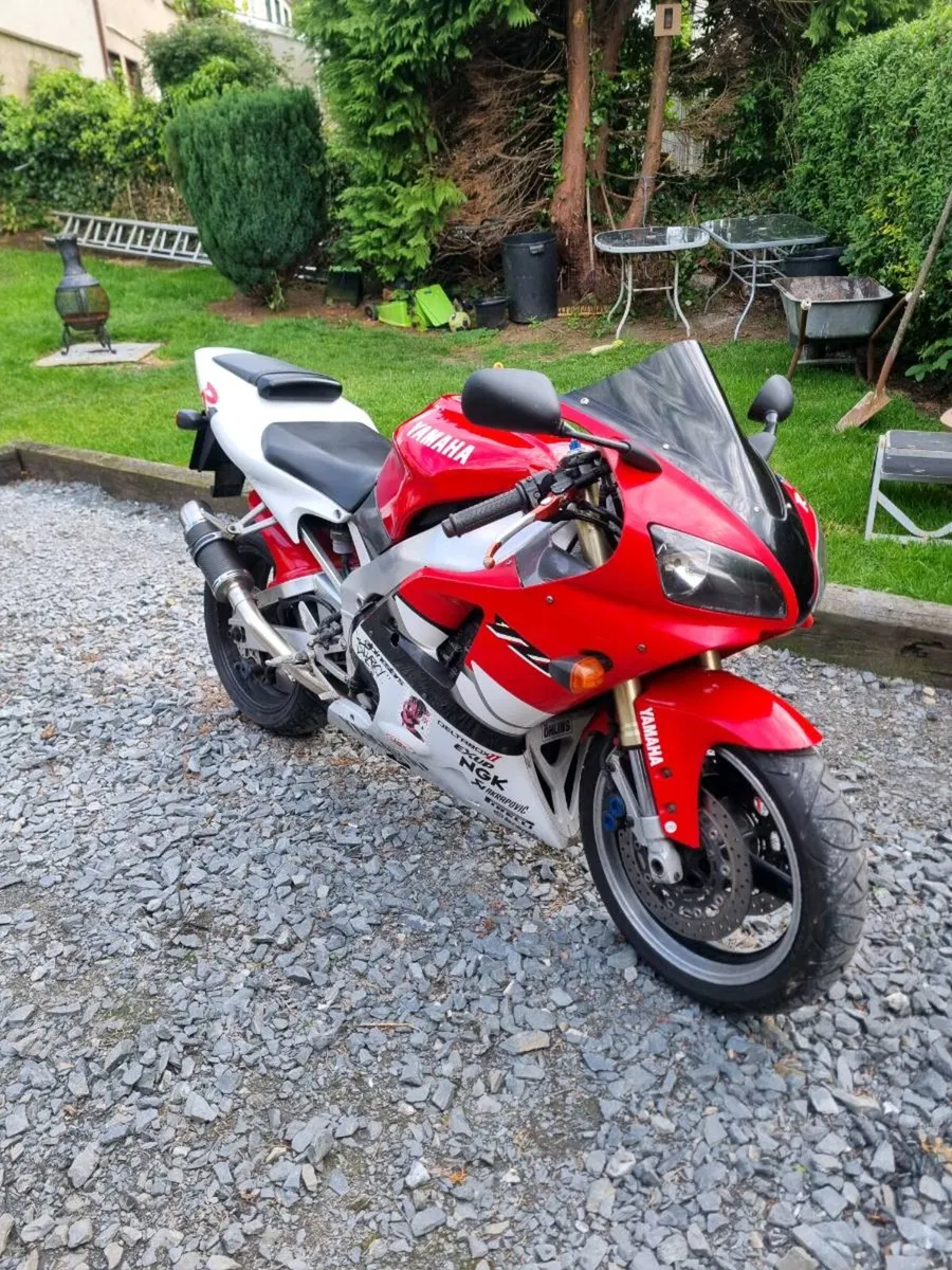 Yamaha R1 - Image 1