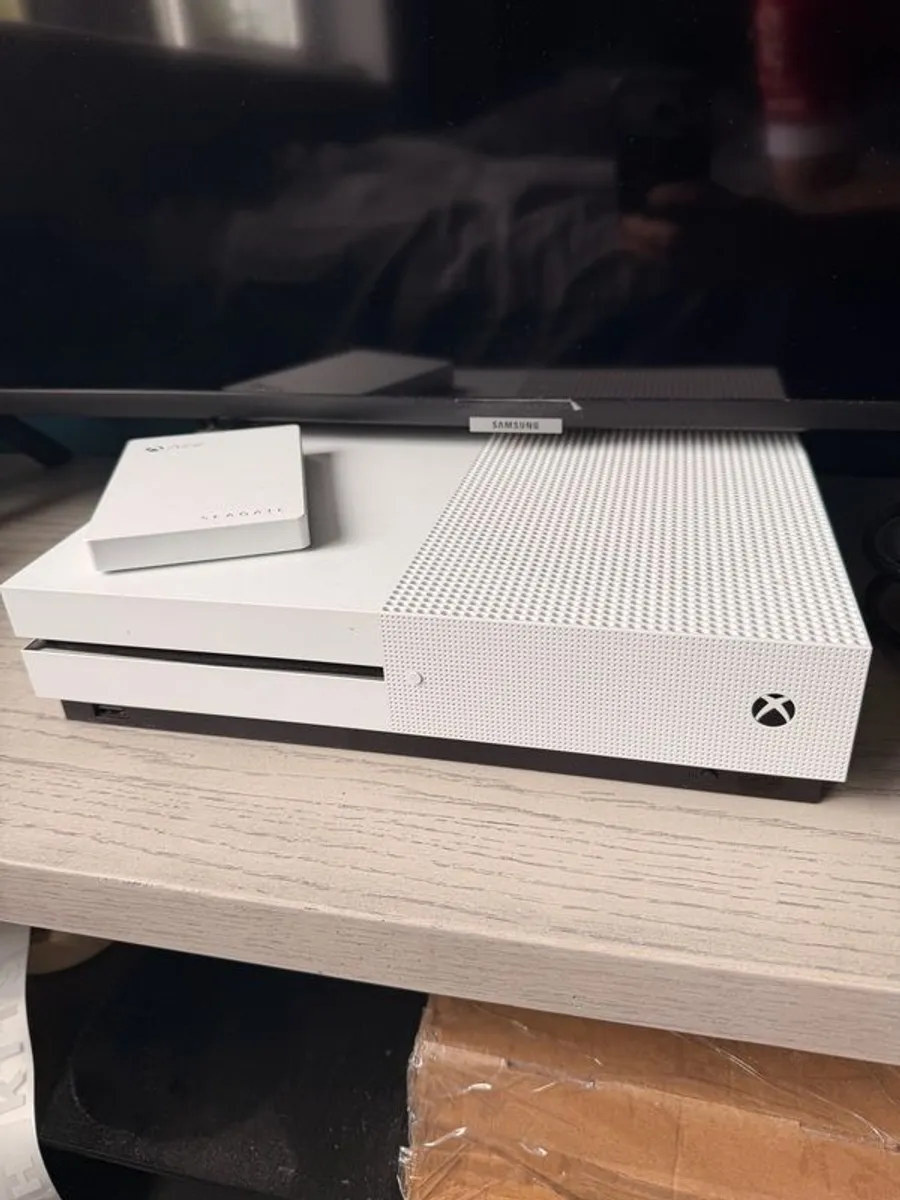 Xbox One S Bundle + Elite Controller + Monitor - Image 1