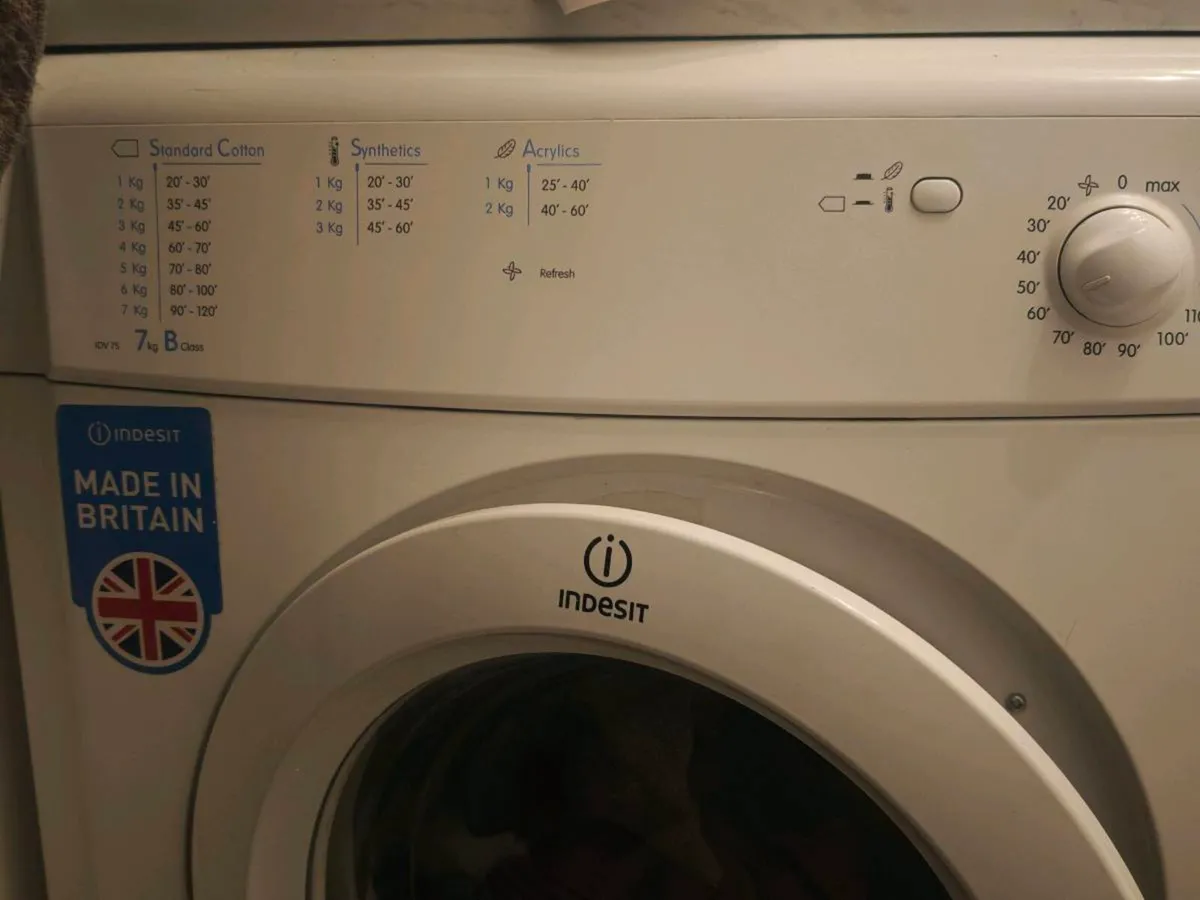 Indesit IDV 75 vented tumble dryer featuring a 7kg - Image 2