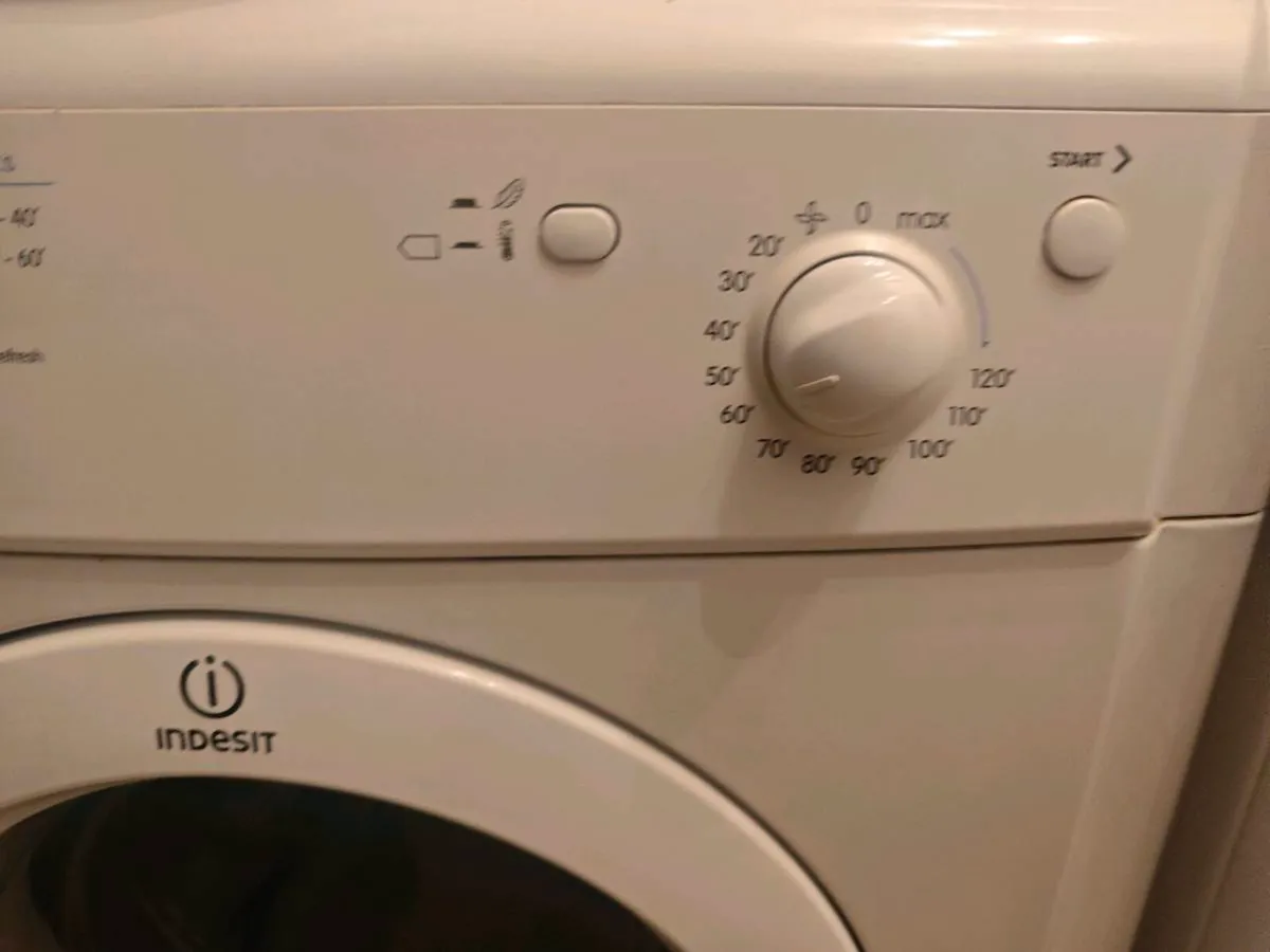 Indesit IDV 75 vented tumble dryer featuring a 7kg - Image 4