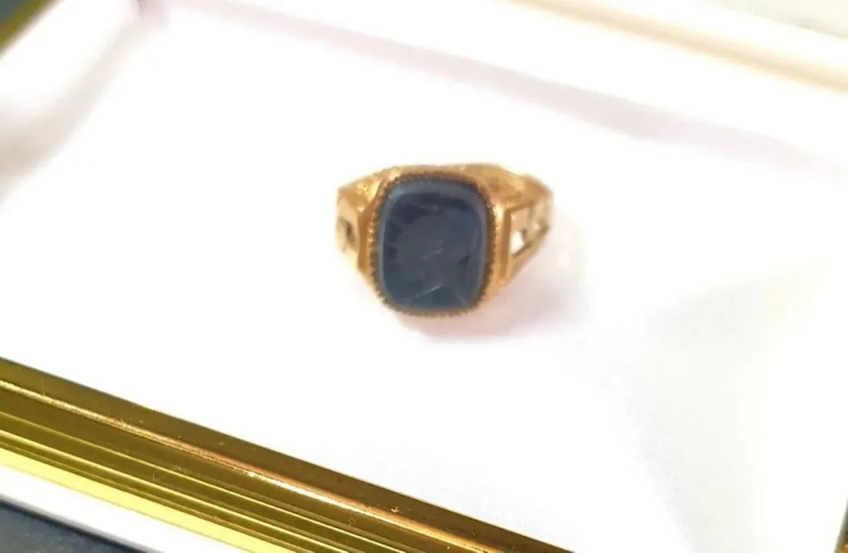Hallmarked Vintage Gentleman's Signet Ring - Image 2