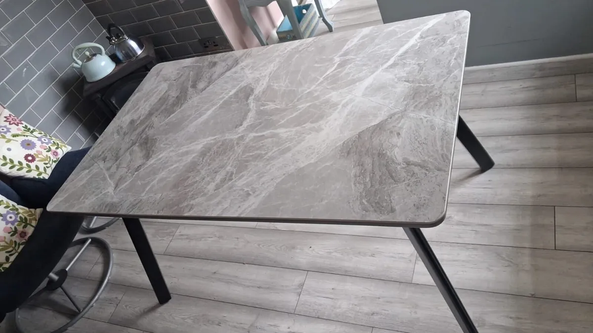 Table and chairs can be sold separately - Image 1