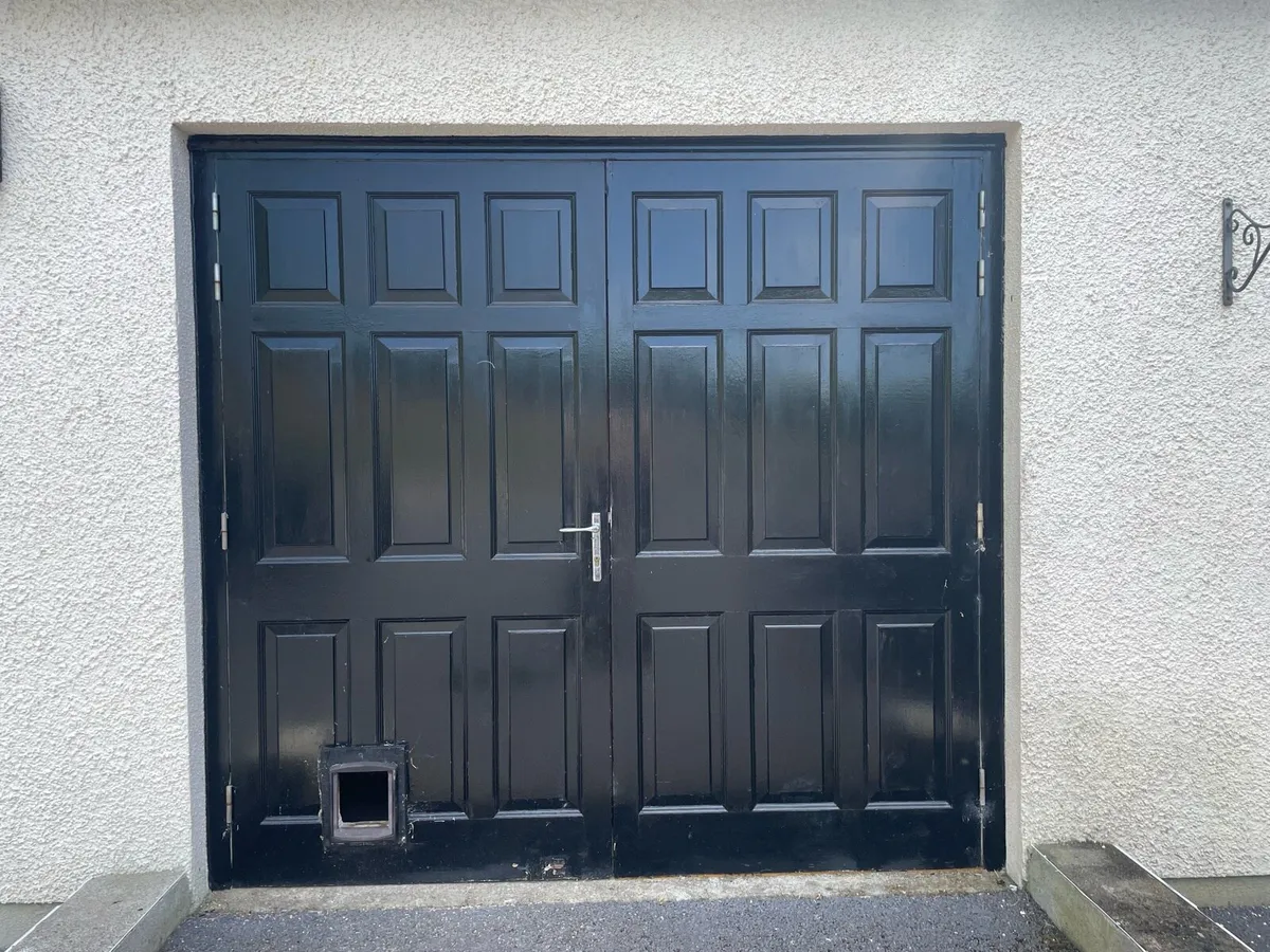 Garage door - Image 1