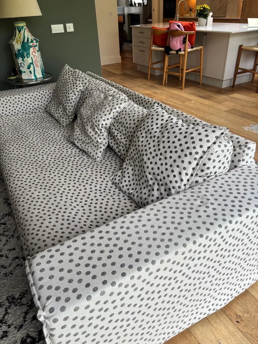 Polka dot couch - Image 1