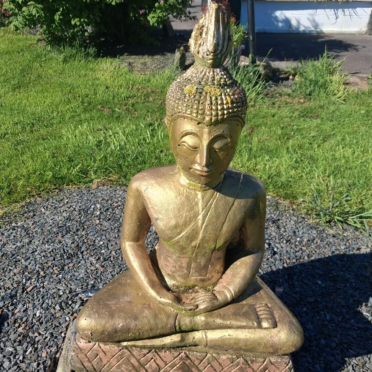 Set of 3 stone garden ornaments as seen - Image 1