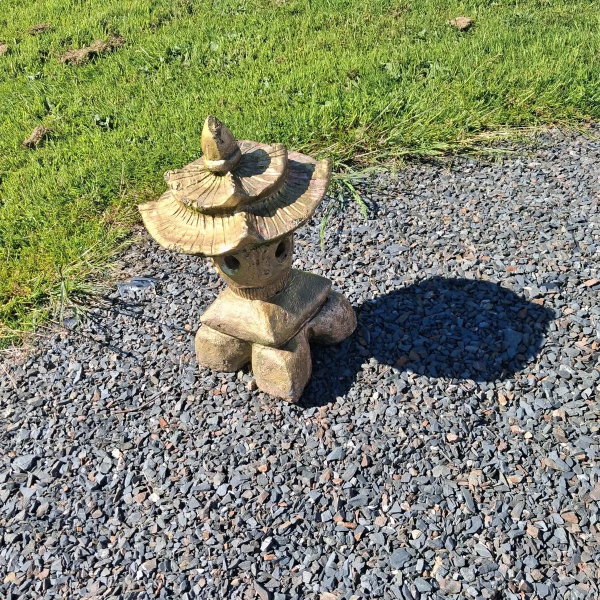 Set of 3 stone garden ornaments as seen - Image 4