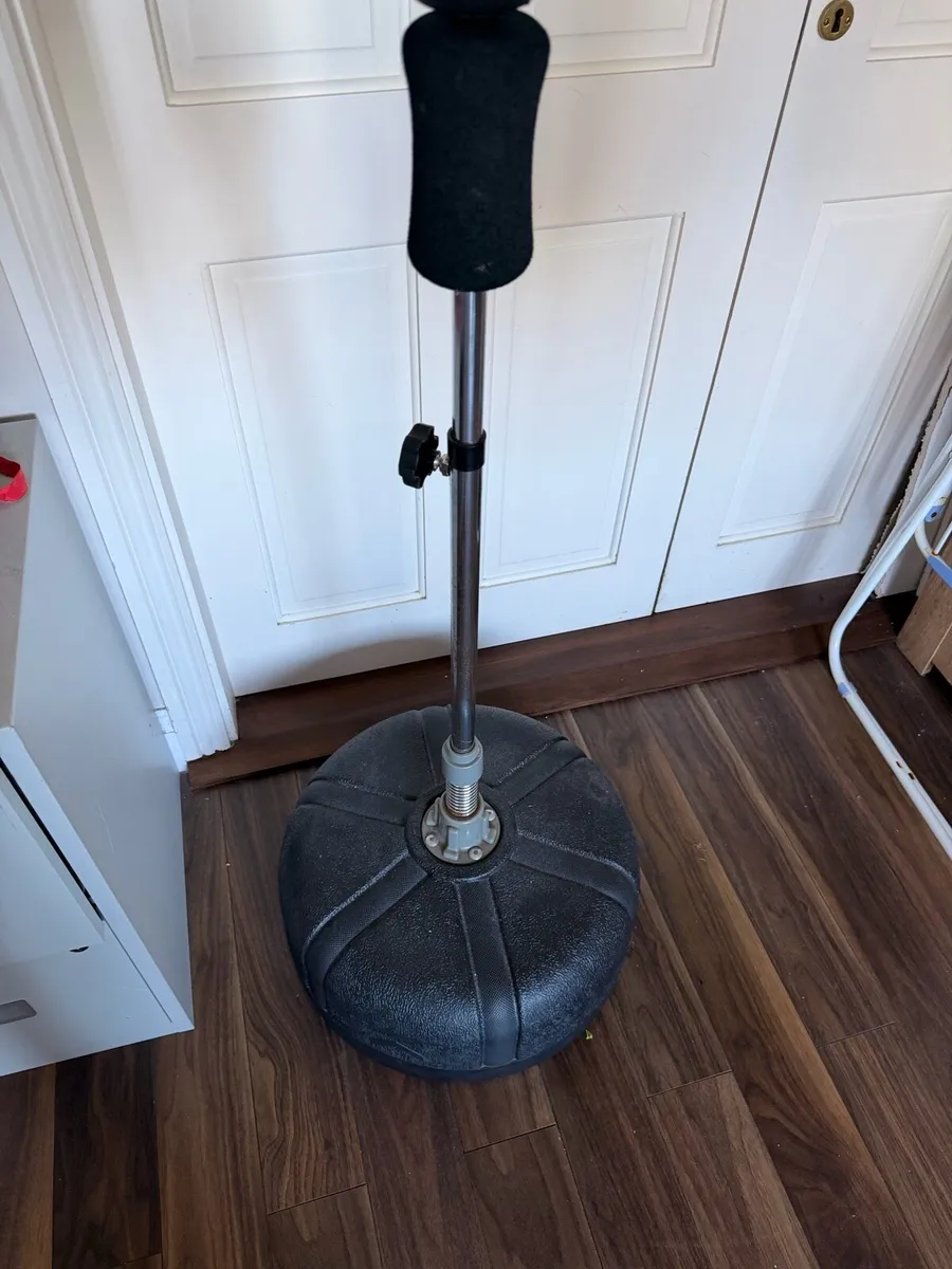 Outshock punching bag with stand - Image 2