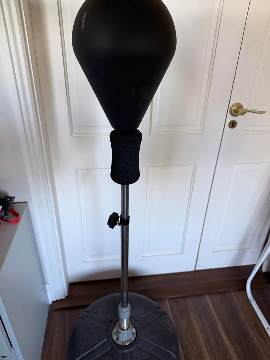 Outshock punching bag with stand - Image 3