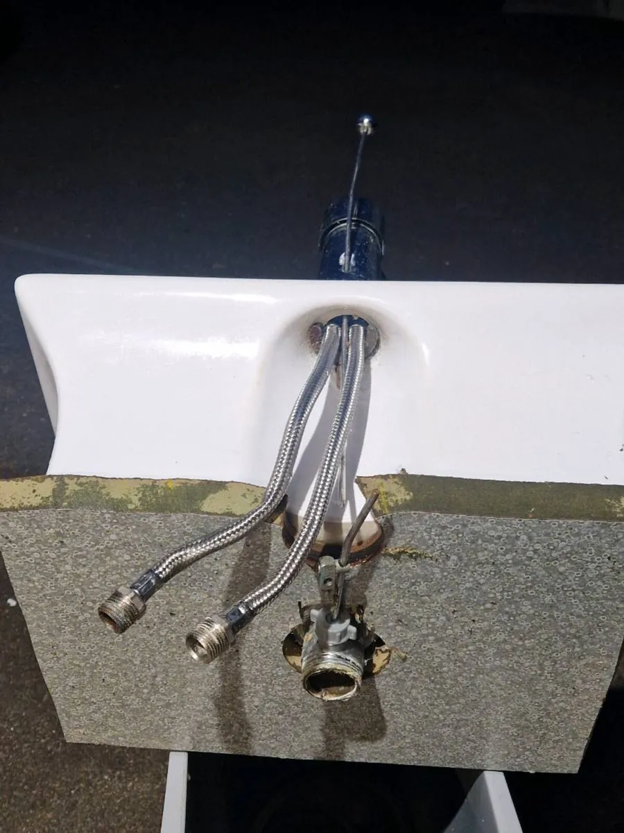 Bathroom sink - Image 3