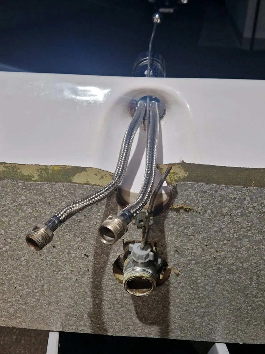 Bathroom sink - Image 4