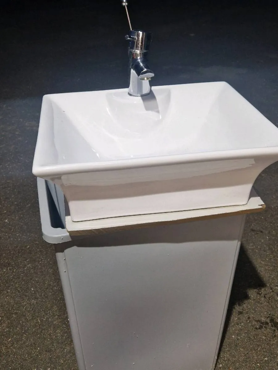 Bathroom sink - Image 1