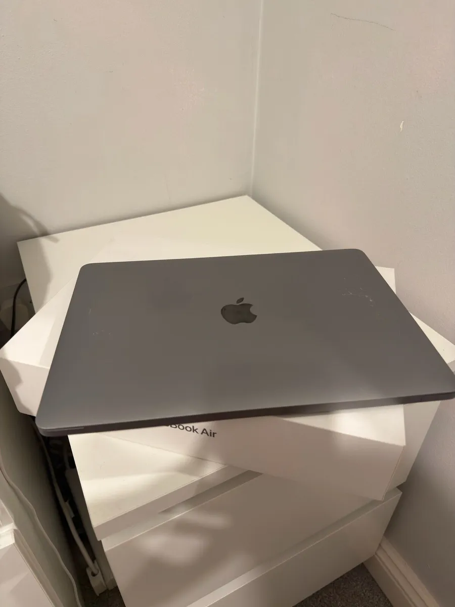 MacBook Air 2020 i7 8GB RAM 256 GB storage - Image 1