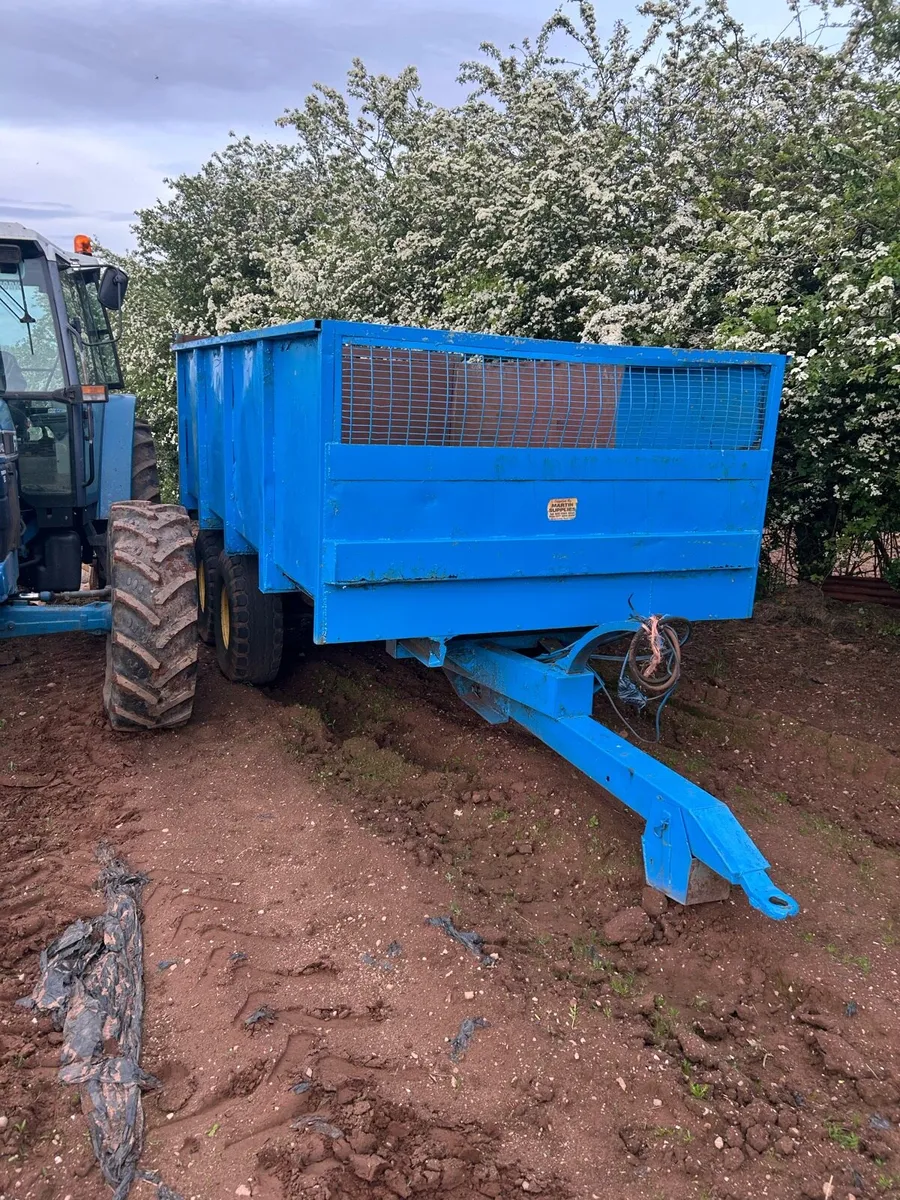 Farm machinery- tipping trailer and Lely rake - Image 1