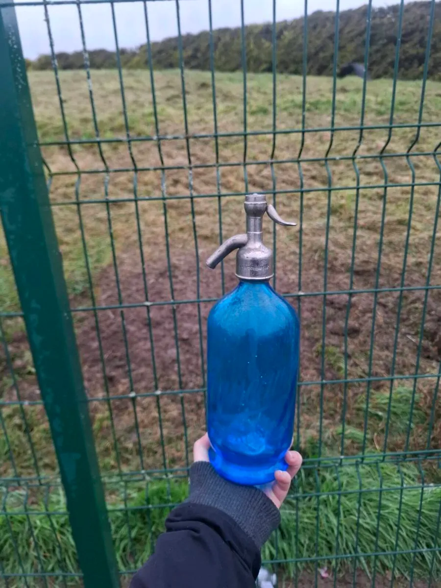 Blue vintage siphon possible to post - Image 2