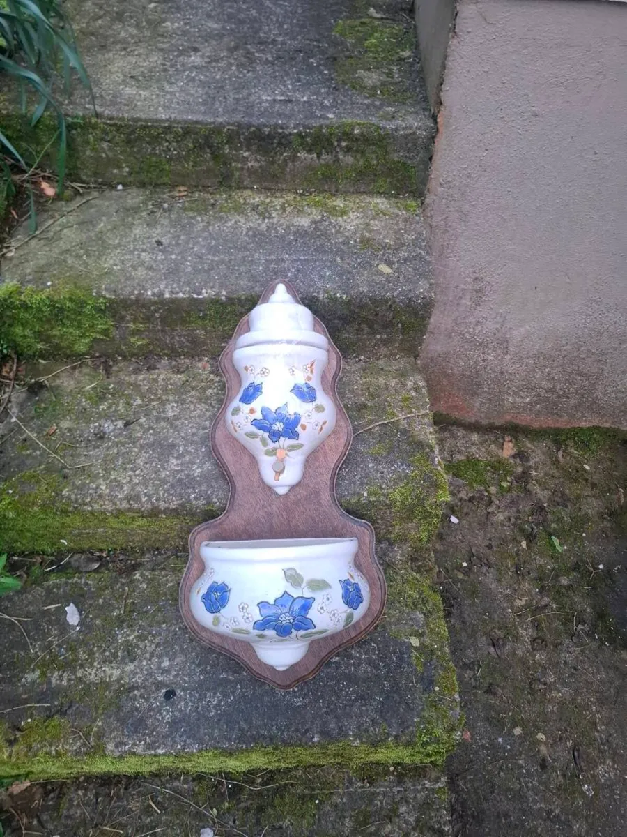 Wall ceramic fountain