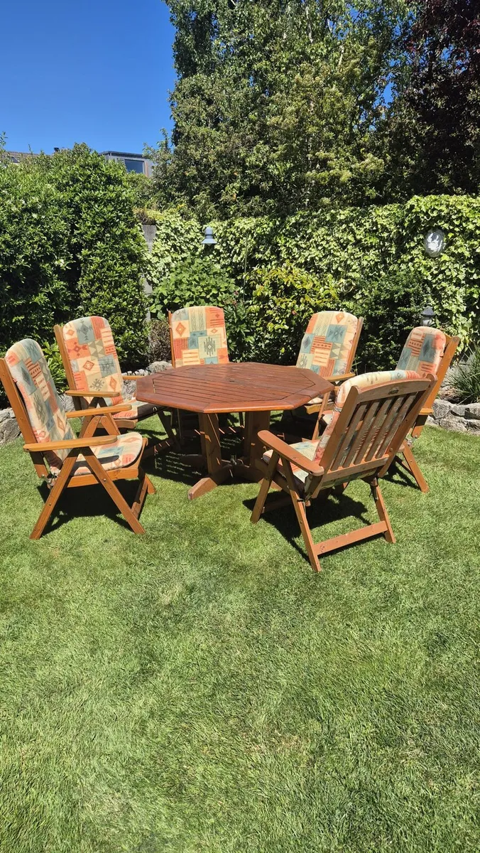Garden table and chairs - Image 1