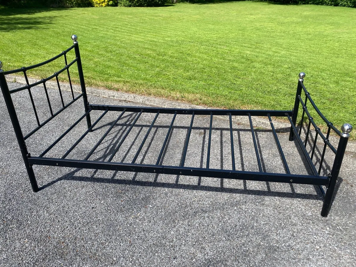 Metal bed frame - Image 1