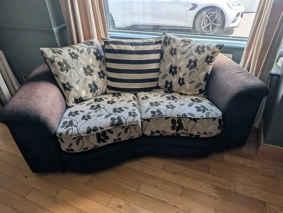 Couch 4 + 2 seater - Image 3