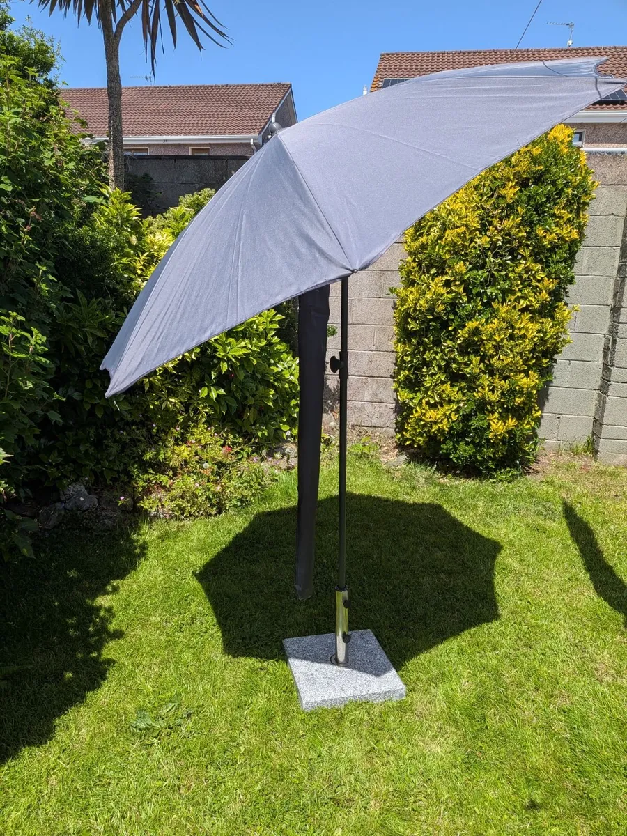 Sun parasol (tiltable) and marble base - Image 1