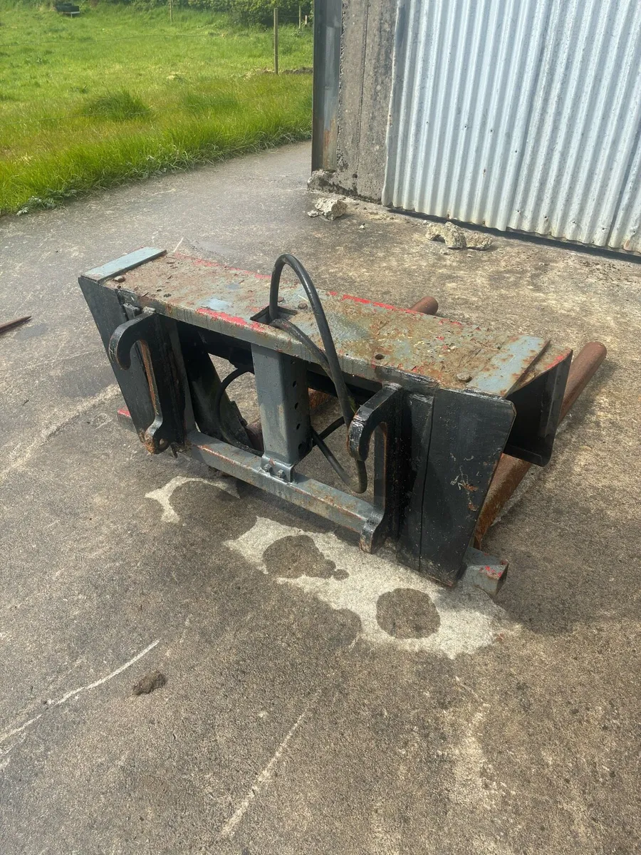 Bale stacker - Image 2