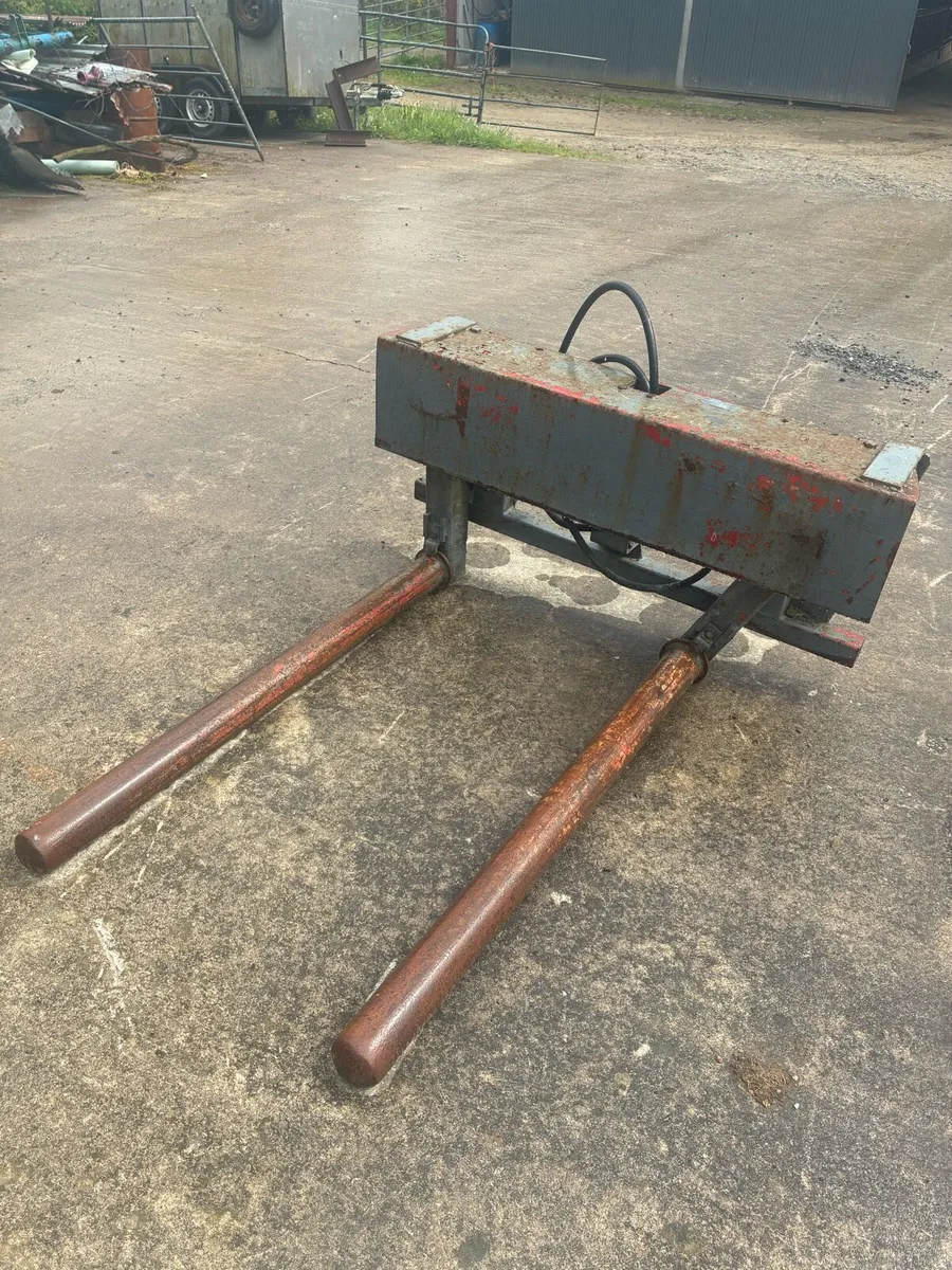 Bale stacker - Image 1