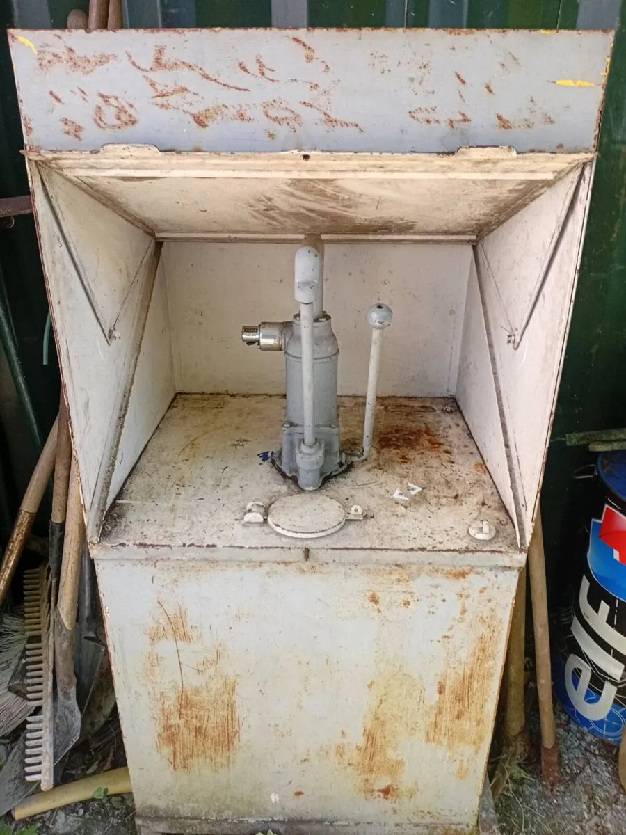 Old oil dispenser - Image 1