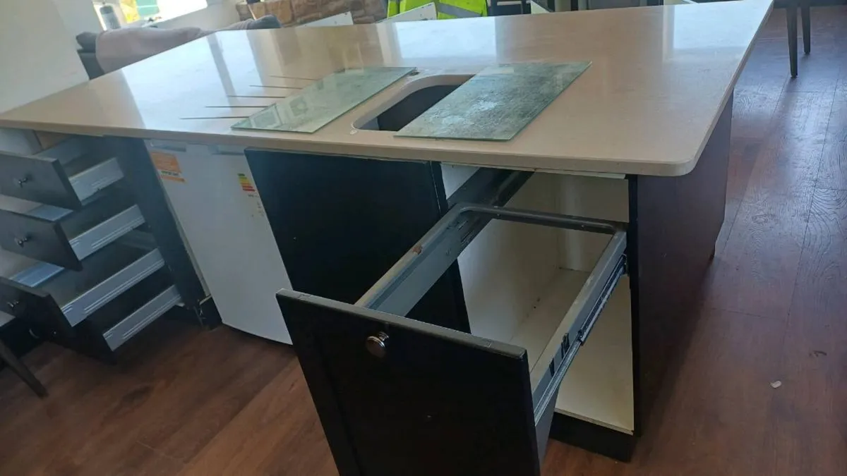 kitchen island - Image 1
